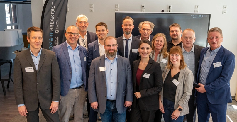 Mitarbeitende von FLOWSTER Solutions im Austausch mit Kunden beim Automation & IT Breakfast in Potsdam
